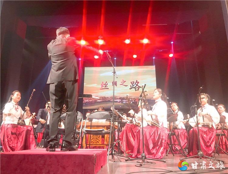 艺术家演奏乐曲《丝绸之路》.jpg