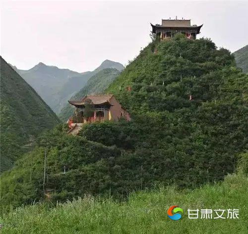 抱龙山又名太平山,森林面积达万亩,景区内雄峰叠翠,林海绵延.