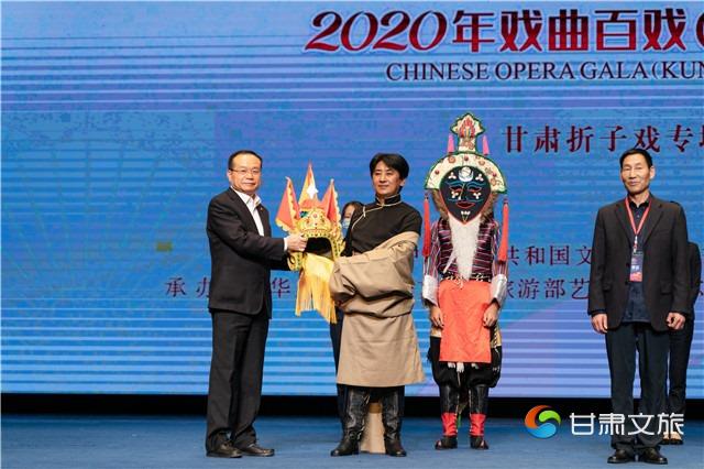 陈浩-甘肃折子戏-昆山市市委常委、统战部部长金健宏-接受捐赠1_副本.jpg