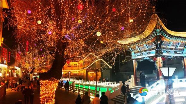 市民和游客在八坊十三巷红水河畔赏灯_副本.jpg