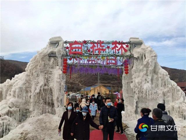 游客在白桦林景区游玩_副本.jpg