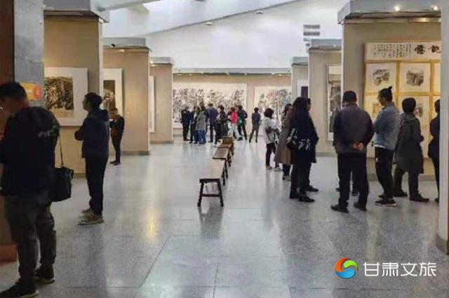 观展现场_副本.jpg